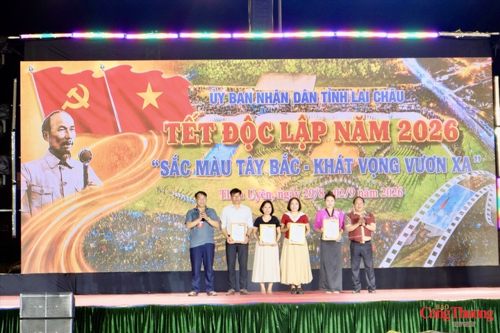 Phó Chủ tịch Thường trực UBND tỉnh Lai Châu Tống Thanh Hải và Bí thư Đảng xã  Than Uyên Lò Văn Nhung trao giải cho các thí sinh đoạt giải cuộc thi thiết kế sản phẩm lưu niệm và quà tặng du lịch Than Uyên.