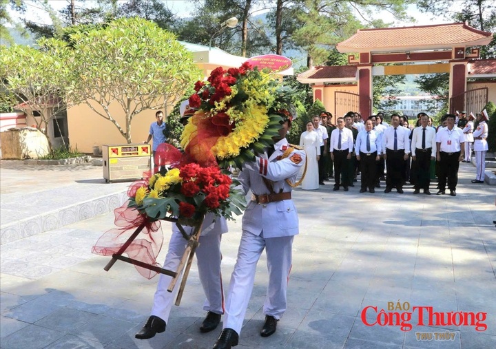 Lãnh đạo tỉnh Lai Châu và chính quyền địa phương xã Than Uyên viếng nghĩa trang liệt sĩ nhân dịp Quốc khánh 2/9.