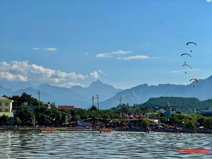 Đua thuyền Đuôi én cùng dù lượn trên bầu trời tạo nên bức tranh hấp dẫn tại Lai Châu