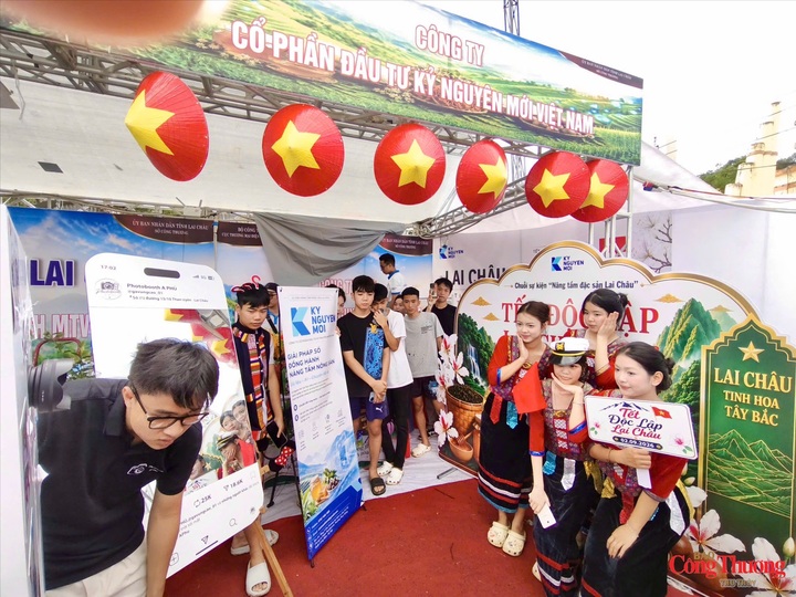 Giới trẻ chụp hình lưu niệm trong không khí Tết Độc lập.