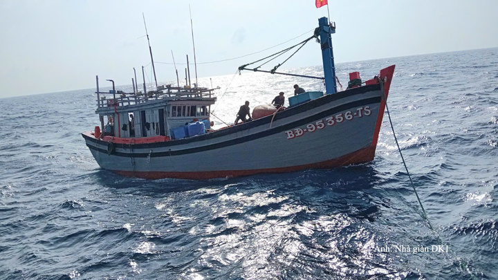 Tàu cá BĐ 95356-TS chở 2 ngư dân bị nạn tiếp cận Nhà giàn DK1/7 xin hỗ trợ cấp cứu.
