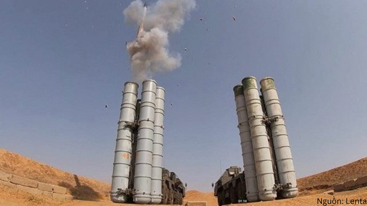 Hệ thống tên lửa phòng không S-400. Nguồn: Lenta