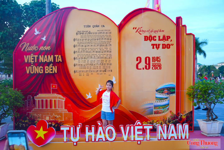 Nhiều không gian rực rỡ để người dân ghi lại những hình ảnh ý nghĩa