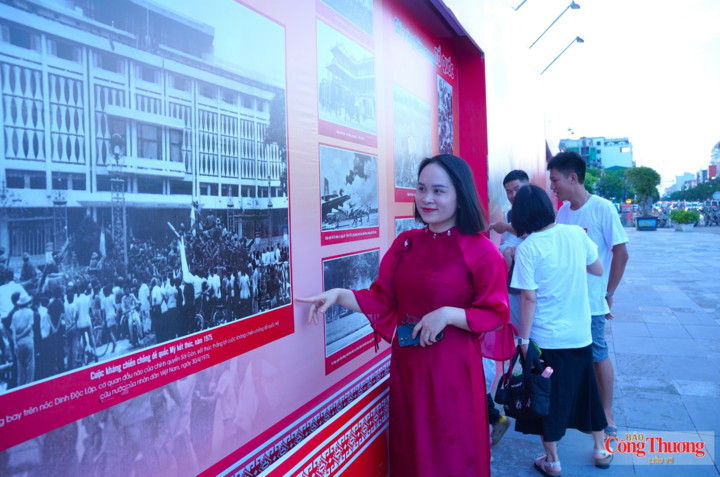 Người dân tìm hiểu các hình ảnh trưng bày