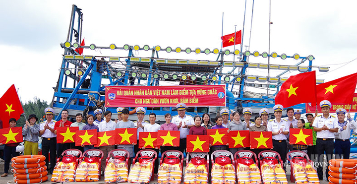 Hải quân Việt Nam đồng hành cùng ngư dân vươn khơi, bám biển.