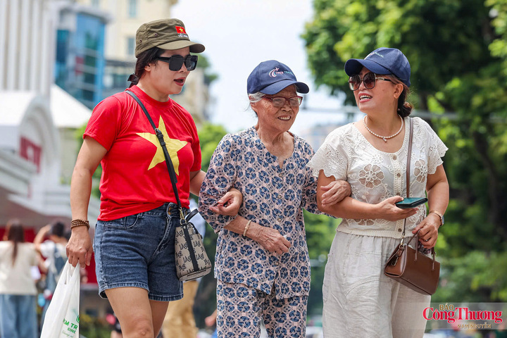 Từ người già, trẻ nhỏ đến những nhóm bạn trẻ, ai cũng háo hức khoác lên mình sắc đỏ sao vàng, cùng ghi lại những khoảnh khắc đáng nhớ giữa lòng Hà Nội.