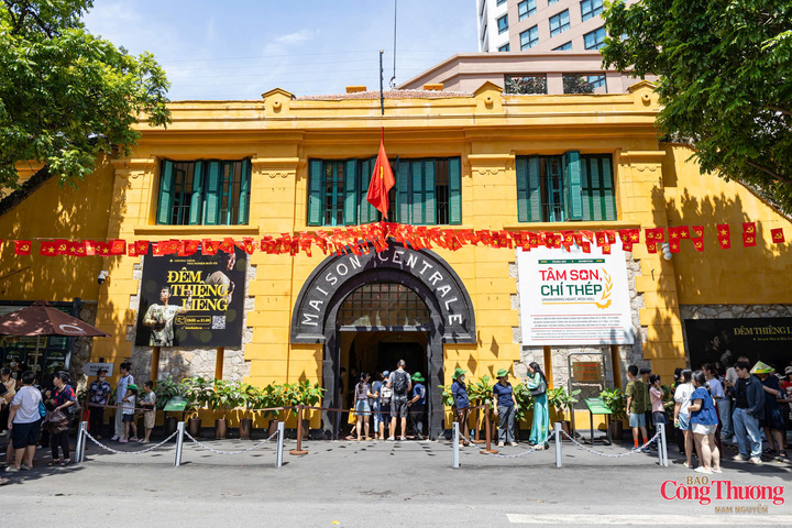Tại Di tích Nhà tù Hỏa Lò, dòng người cũng tìm về đông hơn trong những ngày cận Quốc khánh.