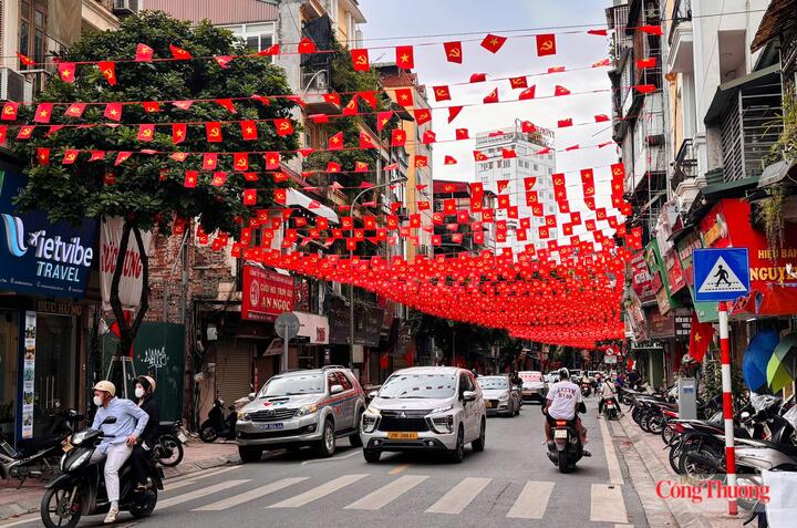 Thủ đô Hà Nội rực rỡ cờ hoa chào mừng dịp lễ Quốc khánh 2/9. Ảnh: Nhật Chi