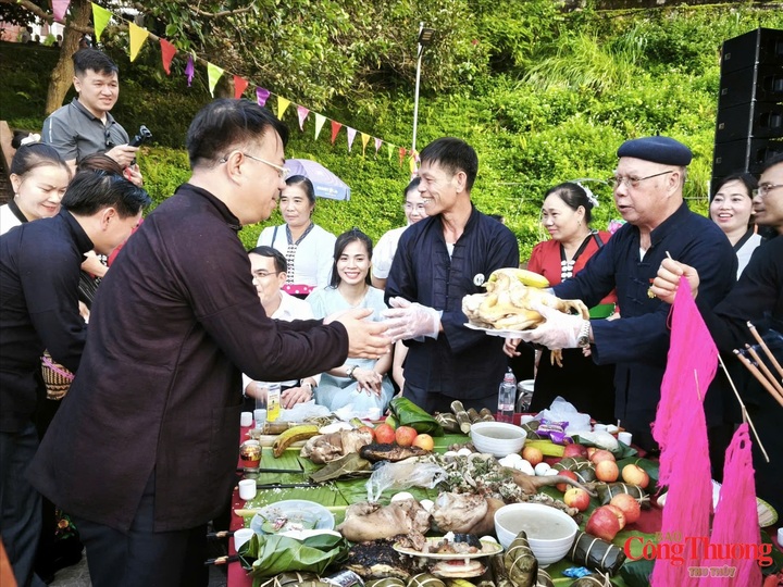 Nghi lễ buộc chỉ cổ tay của dân tộc Thái.
