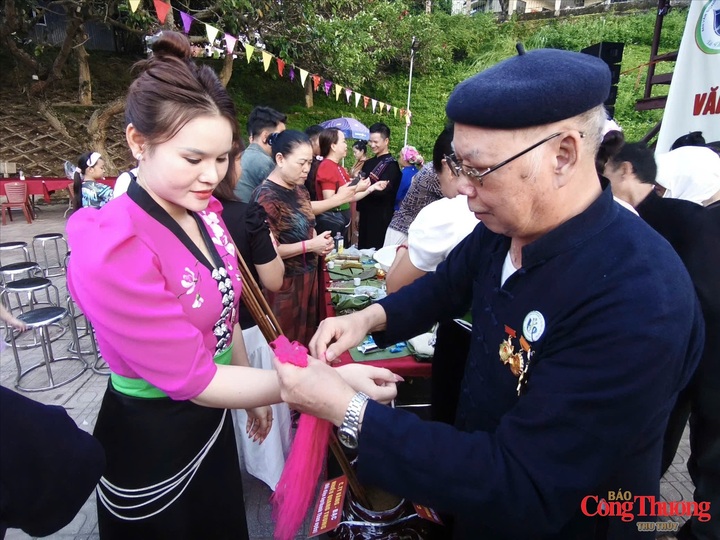 Người dân may mắn được buộc chỉ cổ tay tại lễ hội.