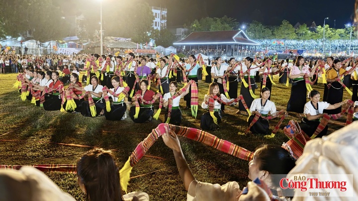 Vòng xòe đoàn kết diễn ra trong không khí sôi nổi.