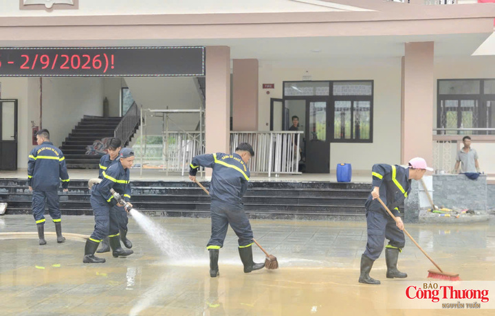 Tuổi trẻ Công an thành phố Huế phun rửa khu vực sân trường.
