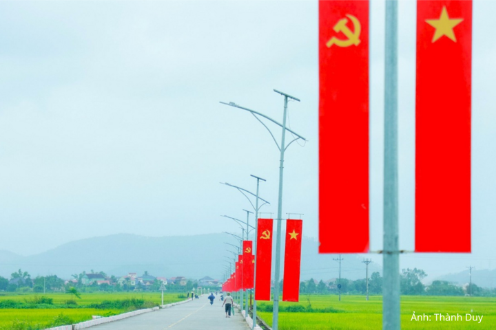 Xã Kim Liên được trang hoàng rực rỡ. Cờ Đảng, cờ đỏ sao vàng trải dài trên những tuyến đường làm bừng lên sắc màu của ngày Tết độc lập giữa quê Bác.