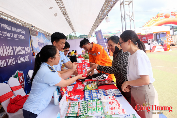 Không gian trưng bày hàng thật, giả của Chi Cục Quản lý thị trường Sở Công Thương tỉnh Lai Châu thu hút khách tham quan và tìm hiểu.