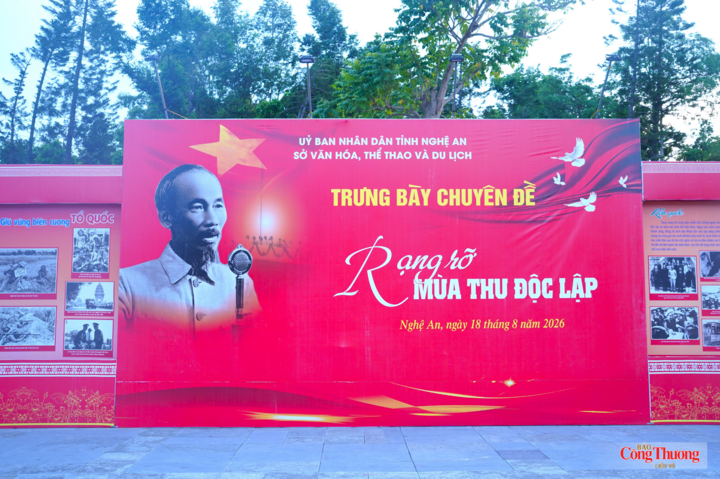 Trong dịp lễ kỷ niệm 81 năm Cách mạng tháng Tám thành công và Quốc khánh 2/9, Sở Văn hoá, Thể thao và Du lịch tỉnh Nghệ An đã tổ chức trưng bày chuyên đề Rạng rỡ mùa thu độc lập tại Quảng trường Hồ Chí Minh