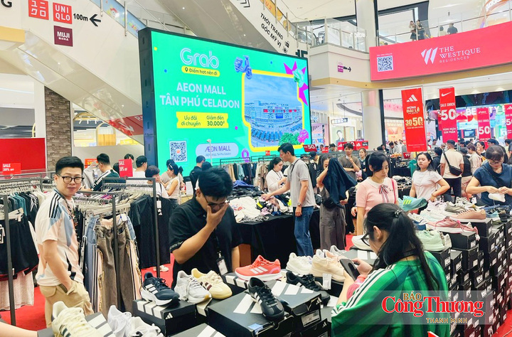 Khách hàng tham quan mua sắm và săn hàng giảm giá tại AEON Tân Phú Celadon ngày 31/8.