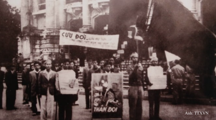 Nhân dân Hà Nội mít tinh tại Nhà hát Lớn trong tuần lễ cứu đói, tháng 11/1945