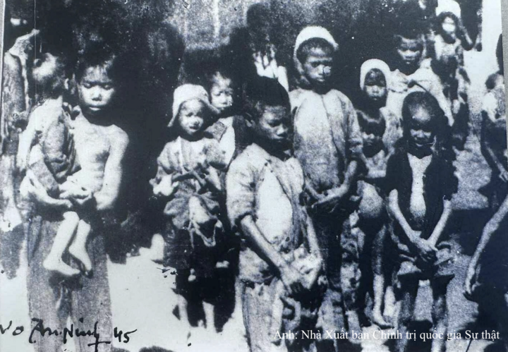 Bức ảnh chụp trẻ em trong nạn đói năm 1945 của nhiếp ảnh gia Võ An Ninh, in trên bìa sách "Sự thật về nạn đói năm 1945".