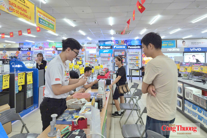 Khách hàng đi siêu thị Điện Máy Xanh trong khung cảnh vắng vẻ, dễ dàng chọn lựa hàng hóa.
