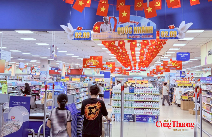 Các siêu thị, trung tâm thương mại tại TP. Hồ Chí Minh tung hàng loạt chương trình khuyến mại lớn đến 70% nhằm kích cầu tiêu dùng, thu hút người dân đến tham quan, mua sắm dịp lễ Quốc khánh 2/9 năm nay.
