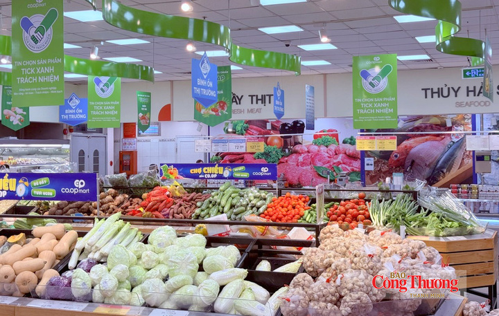Lượng khách giảm mạnh tại một siêu thị Co.opmart dù đang là ngày lễ.