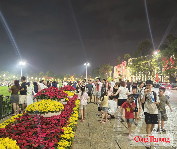 Từ khoảng 20 giờ, đông đảo người dân đã tập trung quanh Quảng trường Ba Đình, chờ theo dõi nghi lễ hạ cờ.