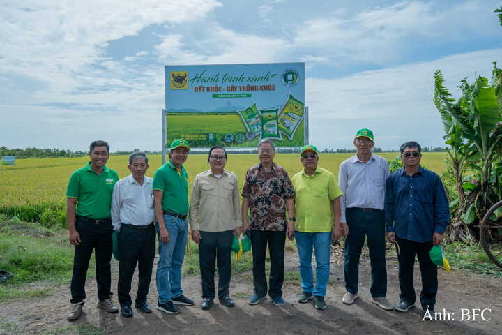 TS. Seng Vang - Cục trưởng Cục quản lý tài nguyên Đất và Phân bón, Vương quốc Campuchia (thứ 4 từ trái sang) thăm mô hình thực tế cùng ông Phan Văn Tâm - Phó Tổng Giám đốc Công ty CP Phân bón Bình Điền (thứ 3 từ trái sang), PGS.TS. Nguyễn Văn Bộ - Chủ tịch Hội đồng Khoa học Công ty CP Phân bón Bình Điền (thứ 4 từ phải sang) và đại biểu hai nước tại xã Vĩnh Điều, tỉnh An Giang ngày 28/8/2026