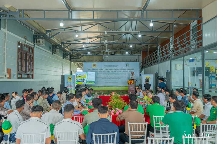 Toàn cảnh buổi trao đổi kinh nghiệm về canh tác lúa thông minh của đoàn lãnh đạo Bộ Nông nghiệp, Lâm nghiệp và Thủy sản Campuchia cùng nông dân với lãnh đạo địa phương An Giang và Bình Điền tại HTX Nông nghiệp Phú Nông Xanh