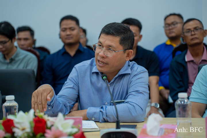 TS. Kong Kea – Cục trưởng Cục Lúa gạo, Tổng cục Nông học - Bộ Nông nghiệp, Lâm nghiệp và Thủy sản Campuchia trao đổi phát biểu tại Hội thảo quốc tế về canh tác lúa thông minh tại Viện lúa Đồng bằng sông Cửu Long.