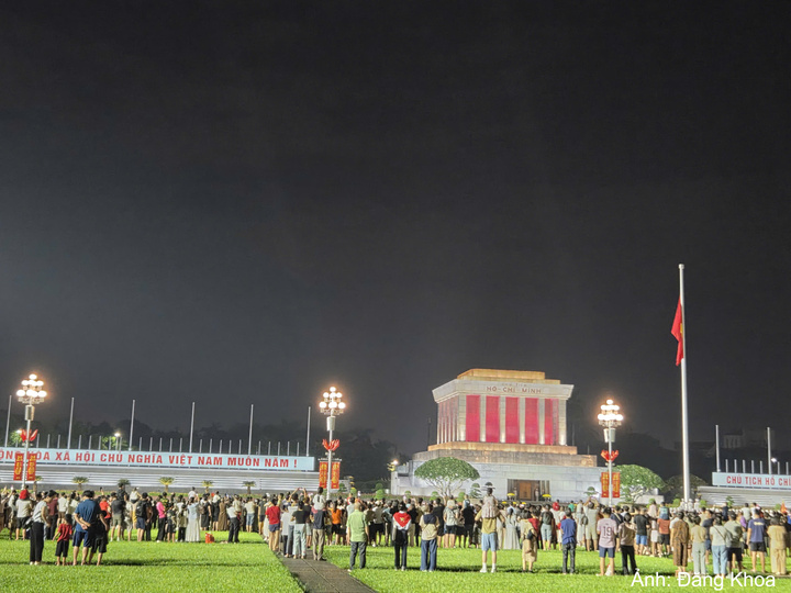 Đúng 21 giờ, nghi lễ hạ cờ bắt đầu.