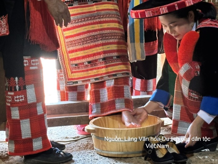 Lễ cưới tái hiện nhiều nghi thức truyền thống độc đáo.