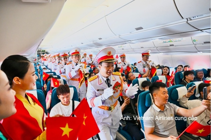 Giai điệu mừng Quốc khánh vang lên trên chuyến bay Vietnam Airlines - 11