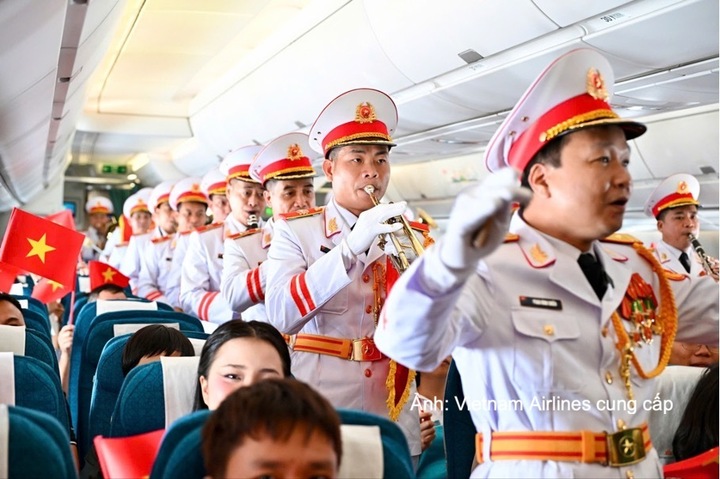 Giai điệu mừng Quốc khánh vang lên trên chuyến bay Vietnam Airlines - 12