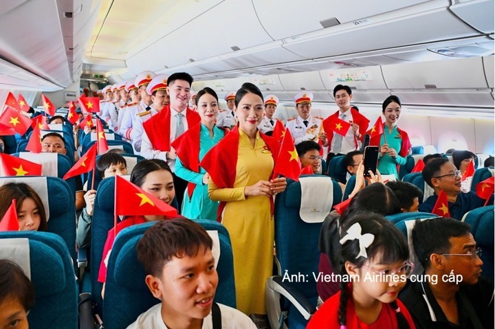 Giai điệu mừng Quốc khánh vang lên trên chuyến bay Vietnam Airlines - 17