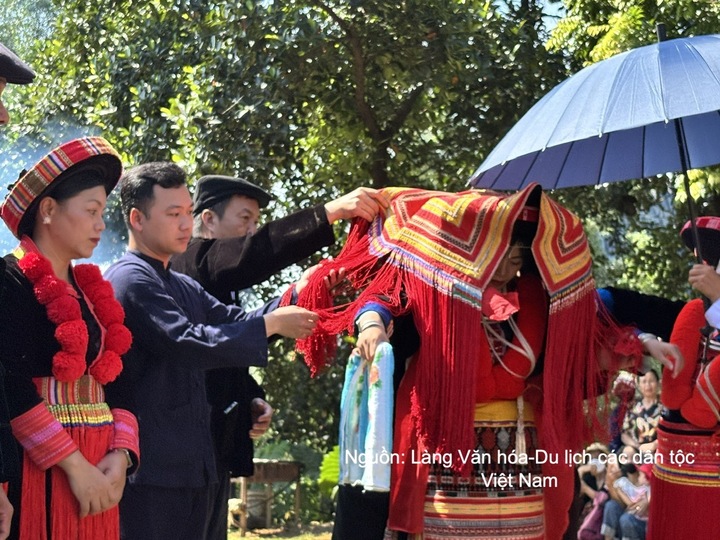 Cô dâu người Dao đỏ lộng lẫy trong sắc đỏ chủ đạo.