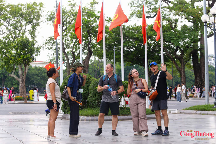 Du khách nước ngoài cũng hoà hứng khi đến Việt Nam dịp đặc biệt này.