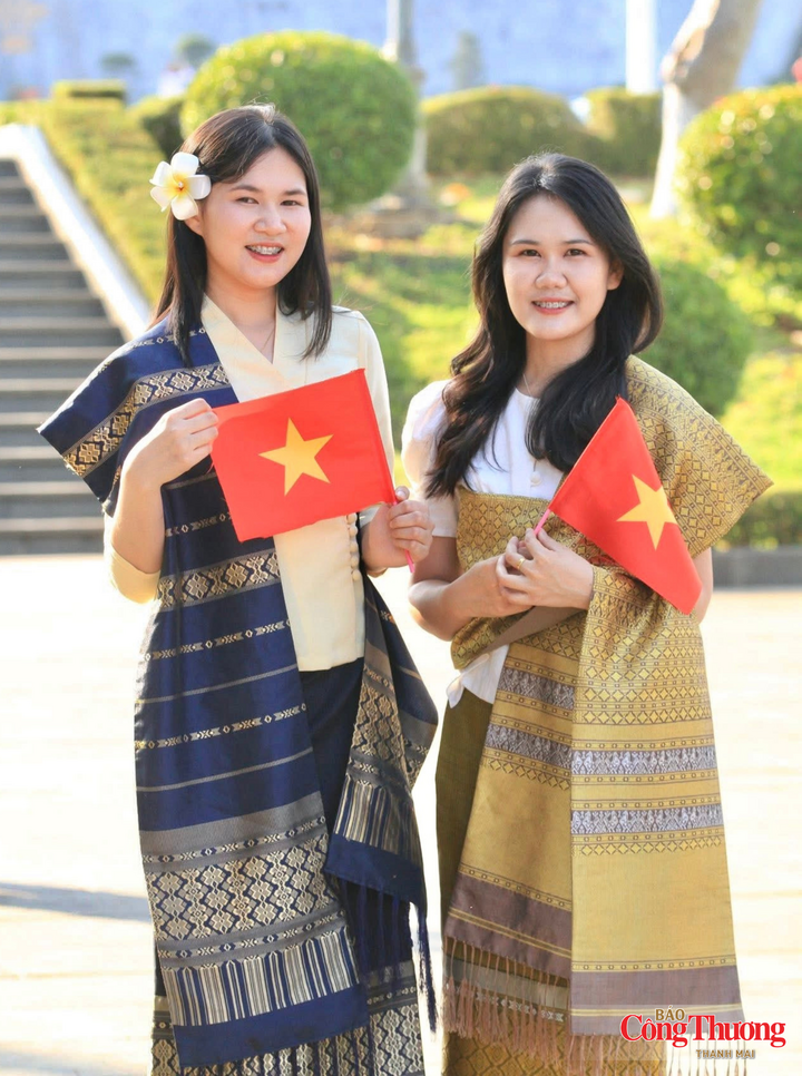 Hai bạn trẻ là du học sinh người Lào ghi lại khoảnh khắc đẹp trong dịp Quốc khánh 2/9 nước Việt Nam.