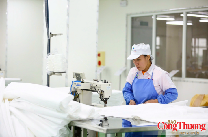 Sau 30 năm phát triển, ngành dệt may Việt Nam giữ vững vị trí top 3 thế giới về xuất khẩu, đồng thời đang cùng các ngành hàng chinh phục mục tiêu đạt 1.000 tỷ USD kim ngạch xuất nhập khẩu.