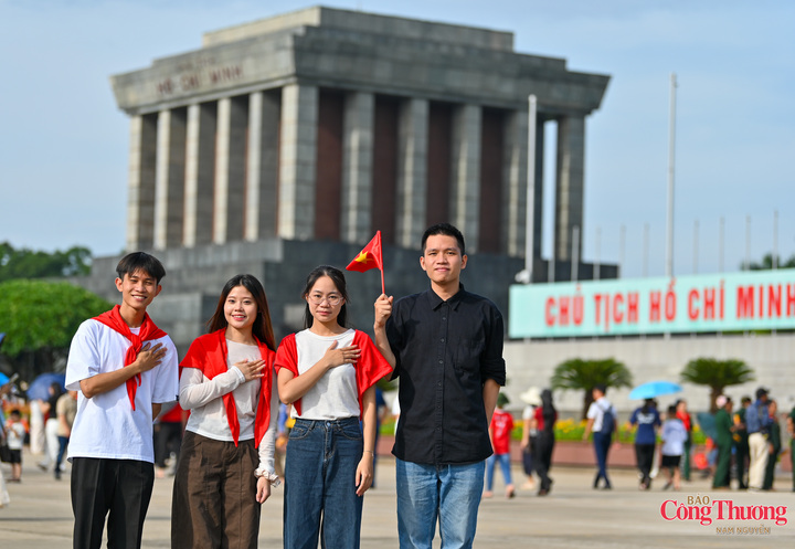 Nhiều bạn trẻ lưu giữ hình ảnh đẹp tại Lăng Chủ tịch Hồ Chí Minh nhân dịp Quốc Khánh 2/9.