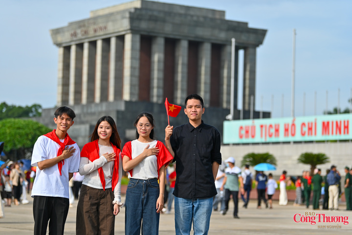 Các bạn trẻ chụp ảnh lưu niệm tại Lăng Chủ tịch Hồ Chí Minh trong dịp lễ Quốc khánh 2/9.