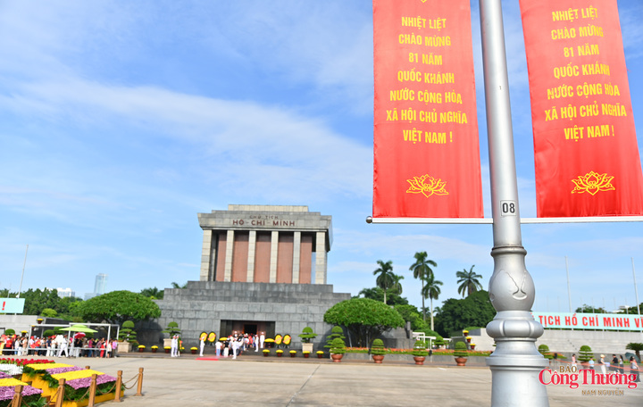 Đông đảo người dân và du khách lựa chọn đến Lăng Chủ tịch Hồ Chí Minh để được đứng giữa Quảng trường Ba Đình lịch sử và cảm nhận niềm tự hào về một đất nước đang chuyển mình