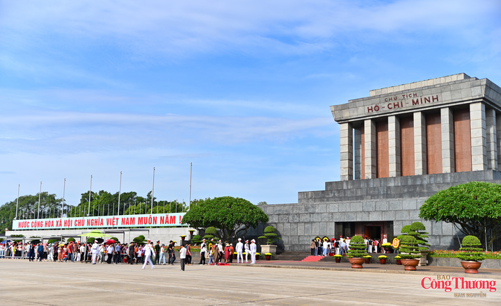 Ngày Quốc khánh 2/9 luôn là dịp đặc biệt, khi triệu triệu người dân Việt Nam từ khắp mọi miền đất nước đổ về Thủ đô Hà Nội, hướng về Quảng trường Ba Đình lịch sử để bày tỏ lòng thành kính, tri ân vô hạn đối với Chủ tịch Hồ Chí Minh - người Lãnh tụ thiên tài đã cống hiến cả cuộc đời cho độc lập, tự do của Tổ quốc.