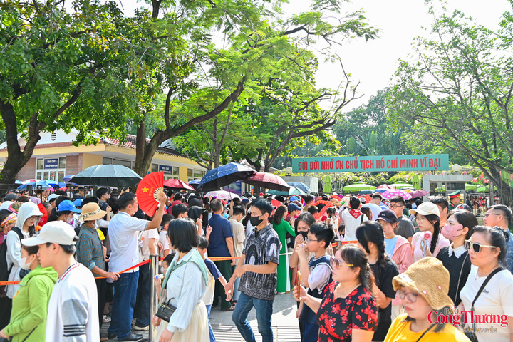 Ghi nhận của phóng viên Báo Công thương sáng 1/9, ngay từ sớm, người dân đã xếp hàng dài trên đường Ngọc Hà để vào viếng Chủ tịch Hồ Chí Minh.