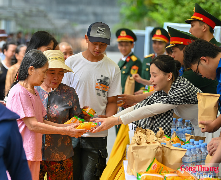 Người dân được các bạn thanh niên tình nguyện phát nước và đồ ăn miễn phí.