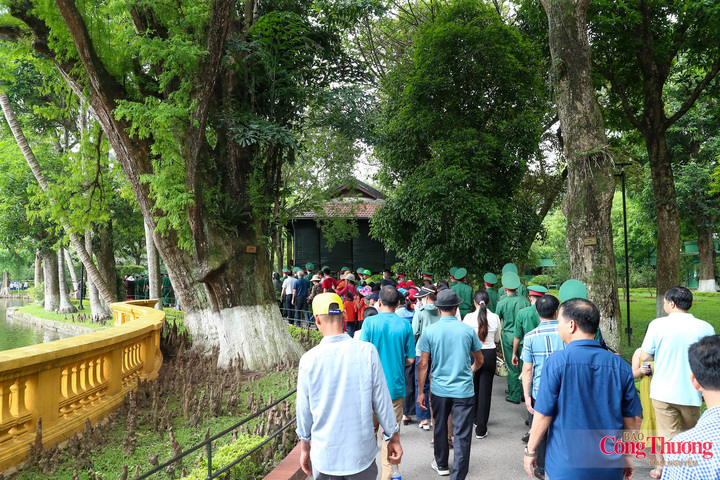 Người dân vào thăm Di tích Nhà sàn - nơi Chủ tịch Hồ Chí Minh ở và làm việc trong 11 năm cuối đời (1958 - 1969).