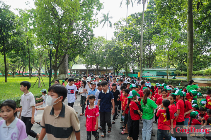 Dòng người vào thăm khu di tích ngày càng đông.