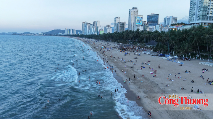 Đông đảo du khách tại bãi biển Nha Trang.