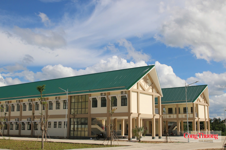 Những ngôi trường nội trú liên cấp vừa được đầu tư xây dựng khang trang, đồng bộ phục vụ việc học tập của học sinh vùng biên giới.