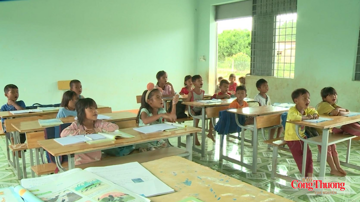 Tỉnh Đắk Lắk bố trí giáo viên am hiểu văn hóa bản địa để tăng cường tiếng Việt cho trẻ em dân tộc thiểu số chuẩn bị vào lớp 1.
