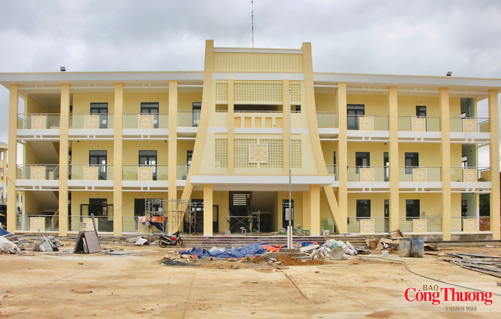 Tiếng máy móc, tiếng bước chân công nhân hòa cùng nhịp làm việc khẩn trương trên từng dãy nhà.